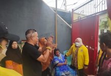 DPD Golkar Makassar Sambangi Korban Kebakaran Barabaraya, dr. Nona: Semoga Bantuan Bisa Bermanfaat FOTO: Fungsionaris partai golkar kota makassar dr. Nona Faried (Kanan) saat menyambangi korban kebakaran di Kelurahan Bara-baraya, Kecamatan Makassar, Kota Makassar. Jumat, (1/4)