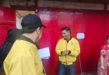 Golkar Makassar Bantu Korban Kebakaran, Ruslan: Harap Pemkot Beri Edukasi ke Warga FOTO: Kanan H. Ruslan Mahmud fungsionaris DPD II Partai Golkar Makassar saat menyambangi korban kebakaran di alan Abu Bakar Lambogo (Ablam) RT 06, RW 04, Kelurahan Bara – Baraya, Jumat 1 April 2022.