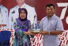 Mulyati Nur Masuki Purna Bakti, Andi Utta : Saya Masih Butuh Sosoknya FOTO: Kiri Kepala Dinas Kependudukan dan Pencatatan Sipil Andi Mulyati Nur dan Kanan Bupati Bulukumba Muchtar Ali Yusuf