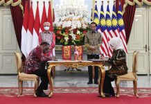 Pemerintah RI dan PM Malaysia MoU Penempatan dan Perlindungan Pekerja Migran Indonesia Presiden RI Joko Widodo (Jokowi) dan PM Malaysia Ismail Sabri Yaakob, saat menyaksikan penandatanganan MoU delegasi masing-masing, Jumat (01/04/2022), di Istana Merdeka, Jakarta. (Foto: BPMI Setpres)