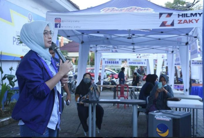 Ketua DPD Partai NasDem Makassar, Andi Rachmatika Dewi atau Cicu saat membuka kegiatan pasar ramadan dipelataran Sekertariat Nasdem kota Makassar. Sabtu, (2/4)