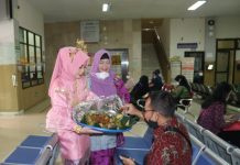 Semarak Hari Budaya, RSUD Kota Makassar Berbagi Kue Khas Sulsel, Serta Berpakaian Adat Saat Pelayanan Manajemen RSUD Kota Makassar, saat menggunakan pakai adat di hari budaya. Jumat, (1/4)