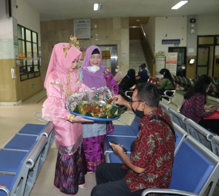 Manajemen RSUD Kota Makassar, saat menggunakan pakai adat di hari budaya. Jumat, (1/4)