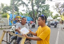 DPD II Golkar Makassar Berbagi Takjil Jelang Berbuka Puasa Bendahara DPD II Golkar Makassar saat membagi takjil kepada warga yang melintas di Jl. Lasinrang Makassar. Minggu, (3/4)