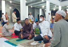 Andi Utta Sambut Ramadan di Masjid Jabal Taqwa Tanete Bupati Bulukumba, Muchtar Ali Yusuf atau Andi Utta saat bercengkraman bersama jama'ah Masjid Jabal Taqwa Tanete,