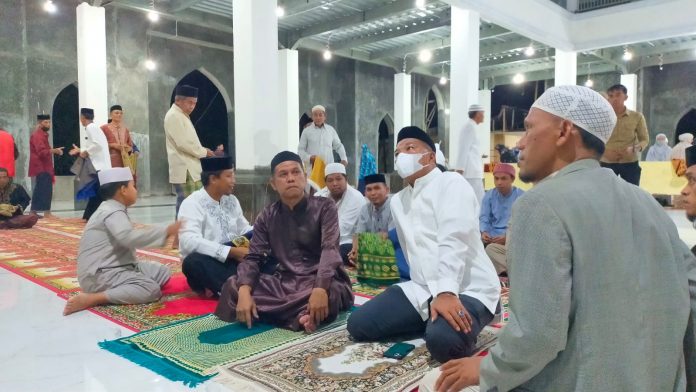 Bupati Bulukumba, Muchtar Ali Yusuf atau Andi Utta saat bercengkraman bersama jama'ah Masjid Jabal Taqwa Tanete,