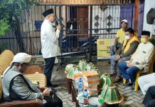 Safari Ramadan, Appi Serahkan Perlengkapan Sekertariat ke Pimcam Partai Golkar Tallo FOTO: Ketua DPD II Golkar Makassar Munafri Arifuddin saat menghadiri buka puasa bersama menyerahkan papan sekertariat Pimpinan Kecamatan Tallo
