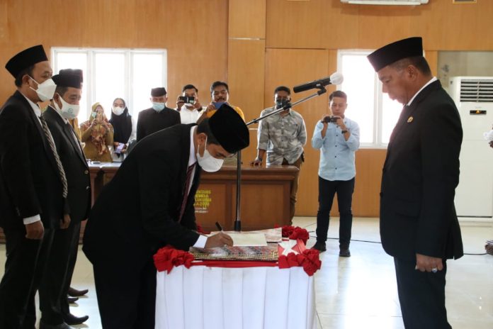 FOTO: Bupati Bulukumba Muchtar Ali Yusuf melantik dan mengambil sumpah Pimpinan Badan Amil Zakat Nasional (Baznas) Kabupaten Bulukumba Periode 2022 - 2027.