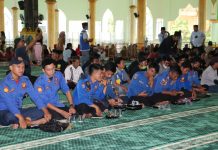 Baznas Bulukumba Berbagi dengan Petugas Kebersihan dan Tim Pengendali Banjir FOTO: Badan Amil Zakat Nasional (Baznas) Kabupaten Bulukumba, lembaga pengumpul dan penyalur zakat ini menggelar kegiatan Baznas Berbagi di Masjid Islamic Center Dato'Tiro, Senin 4 April 2022.