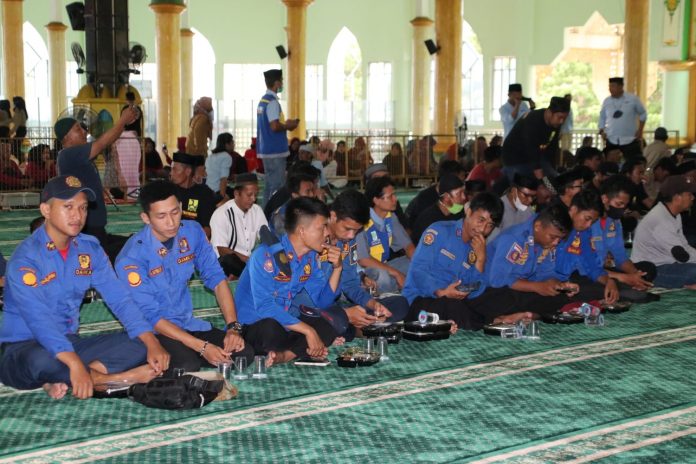 FOTO: Badan Amil Zakat Nasional (Baznas) Kabupaten Bulukumba, lembaga pengumpul dan penyalur zakat ini menggelar kegiatan Baznas Berbagi di Masjid Islamic Center Dato'Tiro, Senin 4 April 2022.