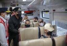 Menhub Pastikan Pelayanan Kereta Api Bogor-Sukabumi Kembali Beroperasi Mulai Akhir Pekan ini FOTO: Menhub Budi Karya Sumadi dan Wali Kota Bogor Bima Arya saat menginspeksi uji coba KA Bogor-Sukabumi, Minggu (03/04/2022). (Foto: Humas Pemkot Bogor)