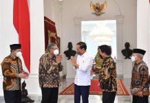 Presiden Jokowi Terima Pansel Pemilihan Calon Anggota Badan Pelaksana dan Calon Anggota Dewan Pengawas BPKH FOTO: Presiden Jokowi menerima Pansel Pemilihan Calon Anggota Badan Pelaksana dan Calon Anggota Dewan Pengawas BPKH Periode 2022-2027, di Istana Merdeka, Jakarta, Senin (04/04/2022). (Foto: BPMI Setpres/Rusman)