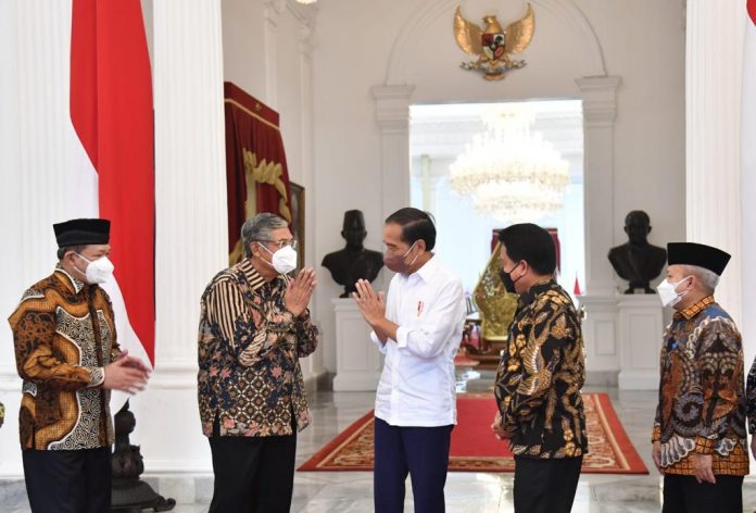 FOTO: Presiden Jokowi menerima Pansel Pemilihan Calon Anggota Badan Pelaksana dan Calon Anggota Dewan Pengawas BPKH Periode 2022-2027, di Istana Merdeka, Jakarta, Senin (04/04/2022). (Foto: BPMI Setpres/Rusman)