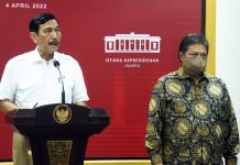 Menko Marves: Situasi Pandemi Membaik, Ekonomi Kian Bangkit FOTO: Menko Marves Luhut Binsar Pandjaitan dan Menko Ekon Airlangga Hartarto memberikan keterangan pers usai Ratas PPKM di Istana Merdeka, Jakarta, Senin (04/04/2022). (Foto: Humas Setkab/Rahmat)