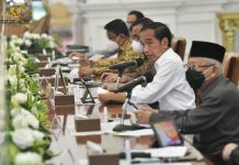 Presiden Jokowi Pimpin Ratas Soal PPKM FOTO: Presiden Jokowi dan jajarannya sebelum Ratas PPKM di Istana Merdeka, Jakarta, Senin (04/04/2022). (Foto: Humas Setkab/Rahmat)