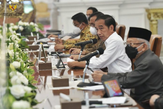 FOTO: Presiden Jokowi dan jajarannya sebelum Ratas PPKM di Istana Merdeka, Jakarta, Senin (04/04/2022). (Foto: Humas Setkab/Rahmat)