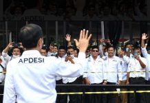 Anggota Fraksi PDIP Cecar Mensesneg Soal Dukung Jokowi 3 Periode di Silatnas APDESI FOTO: Presiden Jokowi hadir di acara Silatnas Apdesi di Istora Senayan, Jakarta, Selasa (29/3/202)/Net