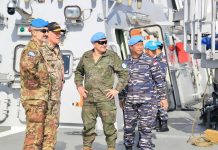 KRI SIM-367 Jadi Tuan Rumah Pertemuan Para Pejabat Tinggi UNIFIL FOTO: Jenderal Gomart sangat antusias melihat aktifitas prajurit yang sedang bergiat di Pusat Informasi Tempur (PIT), Machinery Control Room (MCR), dan Anjungan saat tour ship. KRI SIM-367. Senin, (4/4)