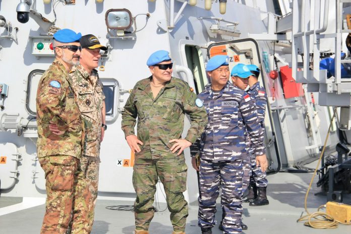 FOTO: Jenderal Gomart sangat antusias melihat aktifitas prajurit yang sedang bergiat di Pusat Informasi Tempur (PIT), Machinery Control Room (MCR), dan Anjungan saat tour ship. KRI SIM-367. Senin, (4/4)