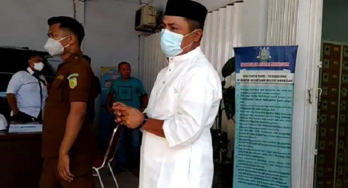 FOTO: Muhammad Risman Pasigai (MRP) saat tiba di Lapas Kelas 1 Makassar ruang registrasi pemasyarakatan. Selasa, (5/4)