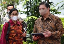 Harga Komoditas Global Melonjak, Presiden Minta Program Perlindungan Masyarakat Diintensifkan FOTO: Menko Ekon Airlangga Hartarto dan Menkeu Sri Mulyani memberikan keterangan pers usai Sidang Kabinet Paripurna, di Istana Negara, Jakarta, Selasa (05/04/2022). (Foto: Humas Setkab/Agung)