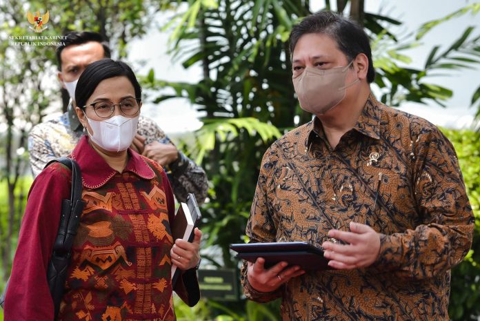 FOTO: Menko Ekon Airlangga Hartarto dan Menkeu Sri Mulyani memberikan keterangan pers usai Sidang Kabinet Paripurna, di Istana Negara, Jakarta, Selasa (05/04/2022). (Foto: Humas Setkab/Agung)