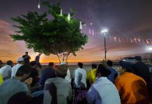 Aksa Mahmud Gelar Buka Puasa Bersama di Pantai Indah Bosowa FOTO: Salat magrib berjamah di Pantai Indah Bosowa, kawasan Tanjung Bunga, Kelurahan Tanjung Bunga, Kecamatan Tamalate, Makassar. Selasa, (5/4)