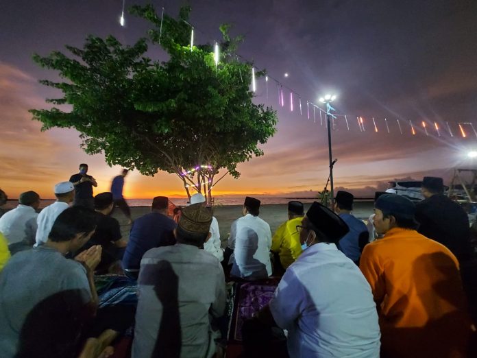 FOTO: Salat magrib berjamah di Pantai Indah Bosowa, kawasan Tanjung Bunga, Kelurahan Tanjung Bunga, Kecamatan Tamalate, Makassar. Selasa, (5/4)