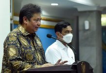 Situasi Pandemi Terkendali, Pemerintah Relaksasi Kebijakan Bagi PPLN FOTO: Menko Ekon Airlangga Hartarto dan Menko Marves Luhut Binsar Pandjaitan memberikan keterangan pers usai Ratas PPKM di Istana Merdeka, Jakarta, Senin (04/04/2022). (Foto: Humas Setkab/Rahmat)