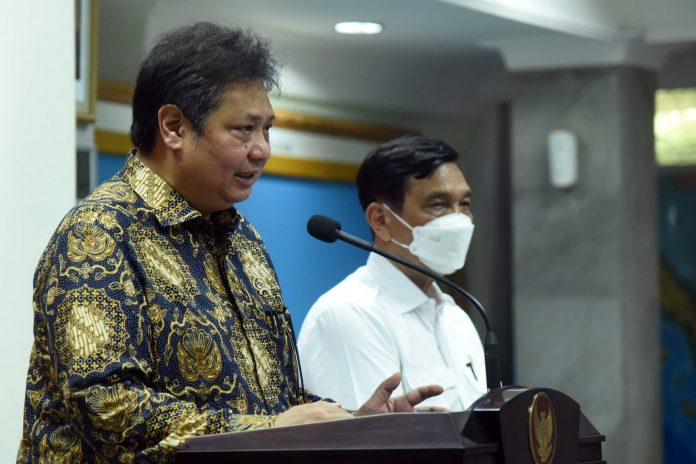 FOTO: Menko Ekon Airlangga Hartarto dan Menko Marves Luhut Binsar Pandjaitan memberikan keterangan pers usai Ratas PPKM di Istana Merdeka, Jakarta, Senin (04/04/2022). (Foto: Humas Setkab/Rahmat)