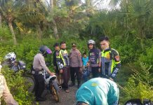 Perangi Aksi Trek-Trekan Kapolsek Benteng, Pimpin Pengejaran Sampai ke Semak-Semak FOTO: Giat patroli digelar jajaran aparat Kepolisian Polres Kepulauan Selayar, Sulawesi Selatan, pada hari, Selasa, (5/4) subuh.