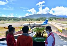 Salah Bayar, Eks Pejabat Jadi Tersangka, Ahli Waris Desak Pemkab Tator Segera Lunasi Lahan Bandara Buntu Kunik FOTO: Presiden Joko Widodo saat meresmikan bandara Buntu Kunik, Tana Toraja, Sulawesi Selatan. Kamis, (18/3/2021)