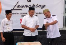 Buka Festival Ramadan, Andi Utta Launching Aplikasi Sijawara FOTO: Bupati Bulukumba Muchtar Ali Yusuf dan Kepala Desa Bira, Murlawa (Kiri) Festival Ramadan, Desa Bira, Kecamatan Bontobahari. Rabu, (6/4)