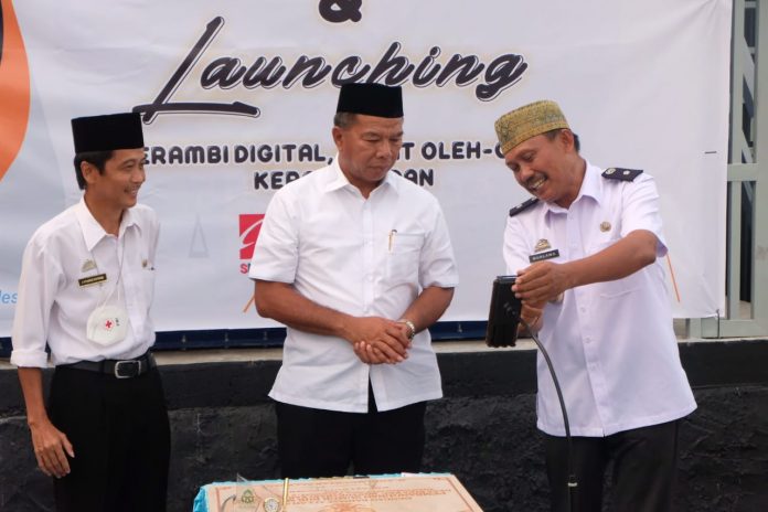 FOTO: Bupati Bulukumba Muchtar Ali Yusuf dan Kepala Desa Bira, Murlawa (Kiri) Festival Ramadan, Desa Bira, Kecamatan Bontobahari. Rabu, (6/4)