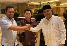 Jelang Kongres KNPI XVI, Dua Bakal Calon Melebur Mendukung Devanda Ket: Devanda (tengah) Calon Ketua Umum KNPI bersama Muliansyah (kanan), Anshar ILO (kiri) di salah satu hotel di Jakarta, Rabu malam (06/04).