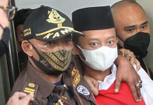 Banding JPU Diterima, Pemerkosa 13 Santriwati di Jatuhi Hukum Mati FOTO: PREDATOR SEKS: Herry Wirawan digiring petugas setelah menjalani sidang lanjutan di Pengadilan Negeri Kota Bandung kemarin (11/1). (TAOFIK ACHMAD HIDAYAT/RADAR BANDUNG)