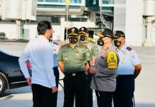 Presiden Didampingi Ibu Iriana Bertolak ke Jambi FOTO: Presiden Jokowi, Kamis (07/04/2022) pagi, untuk bersiap bertolak menuju Provinsi Jambi dalam rangka kunjungan kerja. (Foto: BPMI Setpres/Laily Rachev)