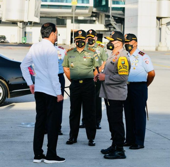 FOTO: Presiden Jokowi, Kamis (07/04/2022) pagi, untuk bersiap bertolak menuju Provinsi Jambi dalam rangka kunjungan kerja. (Foto: BPMI Setpres/Laily Rachev)