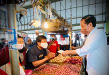 Presiden Jokowi Serahkan BLT Minyak Goreng ke Pedagang FOTO: Presiden Jokowi memberikan BLT Minyak Goreng kepada sejumlah pedagang kecil dan penerima di Pasar Rakyat Angso Duo Baru, Kota Jambi, Kamis (07/04/2022). (Foto: BPMI Setpres/Laily Rachev)