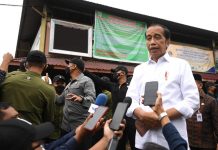 Presiden Berikan BLT dan Modal Usaha Kerja di Jambi FOTO: Presiden Jokowi saat ditemui awak media usai memberikan BLT Minyak Goreng kepada sejumlah pedagang kecil dan penerima di Pasar Rakyat Angso Duo Baru, Kota Jambi, Kamis (07/04/2022). (Foto: BPMI Setpres/Laily Rachev)