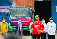Presiden Jokowi Lepas Ekspor Biji Pinang FOTO: Presiden RI Joko Widodo (Jokowi) didampingi Ibu Iriana Joko Widodo, dan Menteri Pertanian Syahrul Yasin Limpo melepas ekspor biji pinang, Provinsi Jambi. Kamis (07/04/2022) pagi,