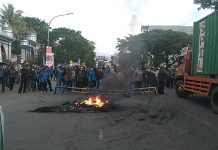 Aksi Unras Aliansi Unismuh Satu Tolak Penundaan Pemilu 2024 FOTO: Aliansi Unismuh Satu menggelar aksi unjuk rasa (Unras) di depan Kampus Unismuh Jl. Sultan Alauddin, Rappocini, Kota Makassar. Kamis, (7/4/2022).