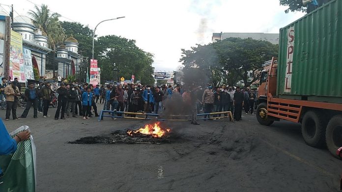 FOTO: Aliansi Unismuh Satu menggelar aksi unjuk rasa (Unras) di depan Kampus Unismuh Jl. Sultan Alauddin, Rappocini, Kota Makassar. Kamis, (7/4/2022).