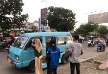 Ikatan Pelajar Mahasiswa Fakfak Berbagi di Bulan Ramadhan, Wujud Kecintaan Sesama Anak Bangsa FOTO: Puluhan mahasiswa dari asrama fakfak papua barat turun kejalan berbagi takjil untuk buka puasa bagi masyarakat pengguna jalan di Tamalanrea kota Makassar, Kamis (07/04/2021)