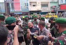 Aksi Solo Usman Bentangkan Kain Kafan Bertuliskan ‘Pak Jokowi Turunkan Harga Minyak Goreng’ FOTO: Hasil tangkap layar aksi solo Usman di kota Jambi.