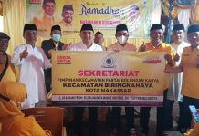 Safari Ramadhan, Appi Buka Puasa Bersama Pimcam dan Pimlur Partai Golkar FOTO: H. Munafri Arifuddin bersama fungsionaris DPD II Partai Golkar Makassar saat penyerahan papan Sekertariat Pimcam Biringkanaya di Jl. Daeng Rama, Makassar. Jumat, (8/4)