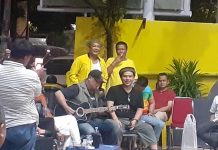 Teras Kuning Golkar, Hadirkan Fadli Padi, Penuh Keseruan FOTO: Vokalis grup Band Padi, Fadli saat menghibur kader partai Golkar program Teras Kuning. Kamis, (7/8) malam