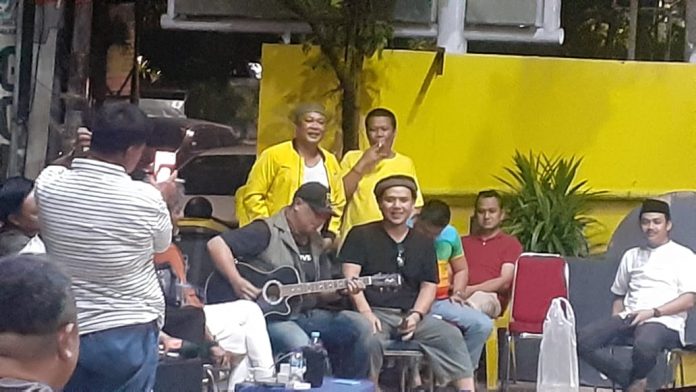 FOTO: Vokalis grup Band Padi, Fadli saat menghibur kader partai Golkar program Teras Kuning. Kamis, (7/8) malam