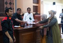 Hak Tak Dipenuhi PT Vale Malah Ditangkap, Warga Adat Mengadu ke DPRD Sulsel Ketua Komisi D DPRD Sulsel Rahman Pina dan anggota Komisi D Husmaruddin menerima Dewan Adat di gedung dewan. Jumat, (8/4)