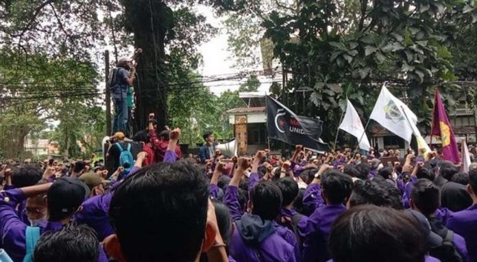 FOTO: Demo BEM se-Bogor di depan Istana Bogor, Jumat (8/4/2022). Foto: Adi S/PojokBogor.com